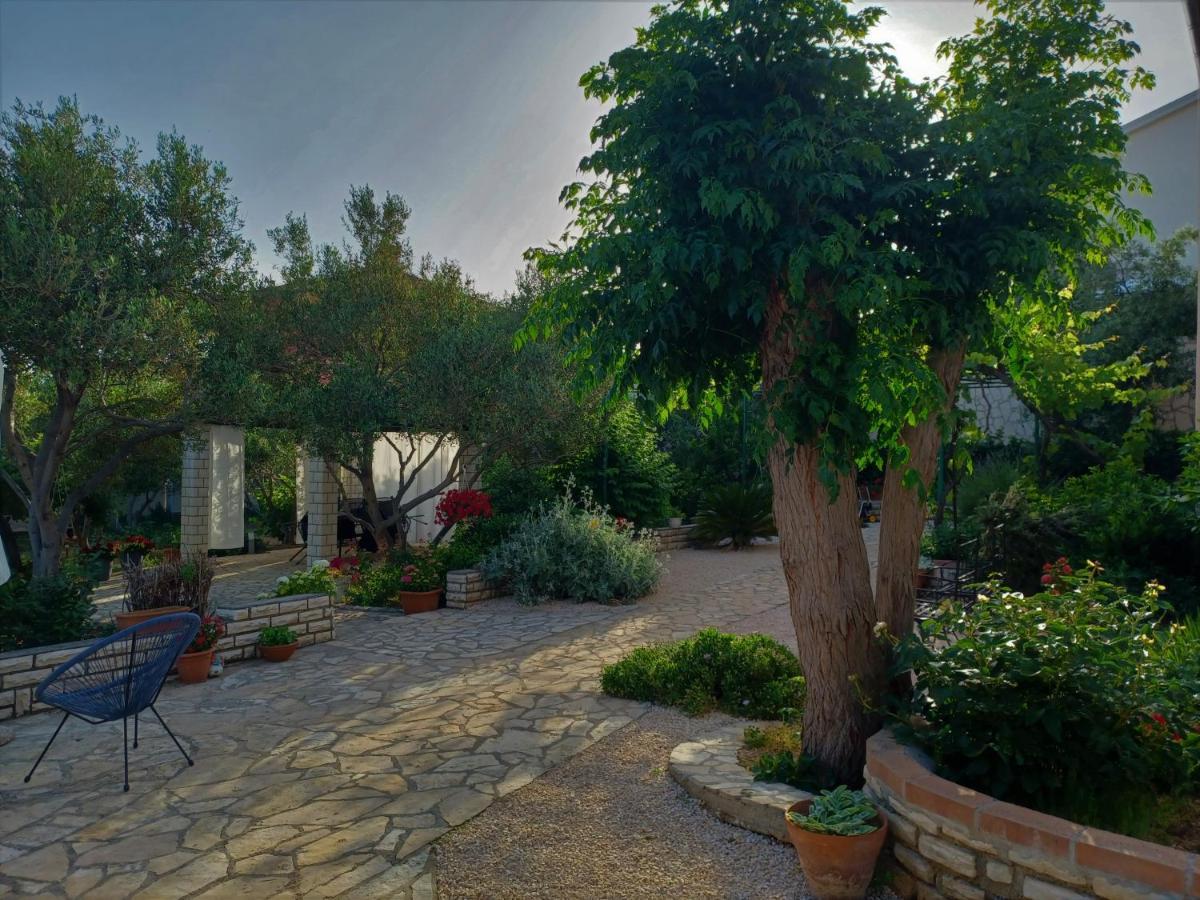 Apartmani Milena Barbat na Rabu Esterno foto