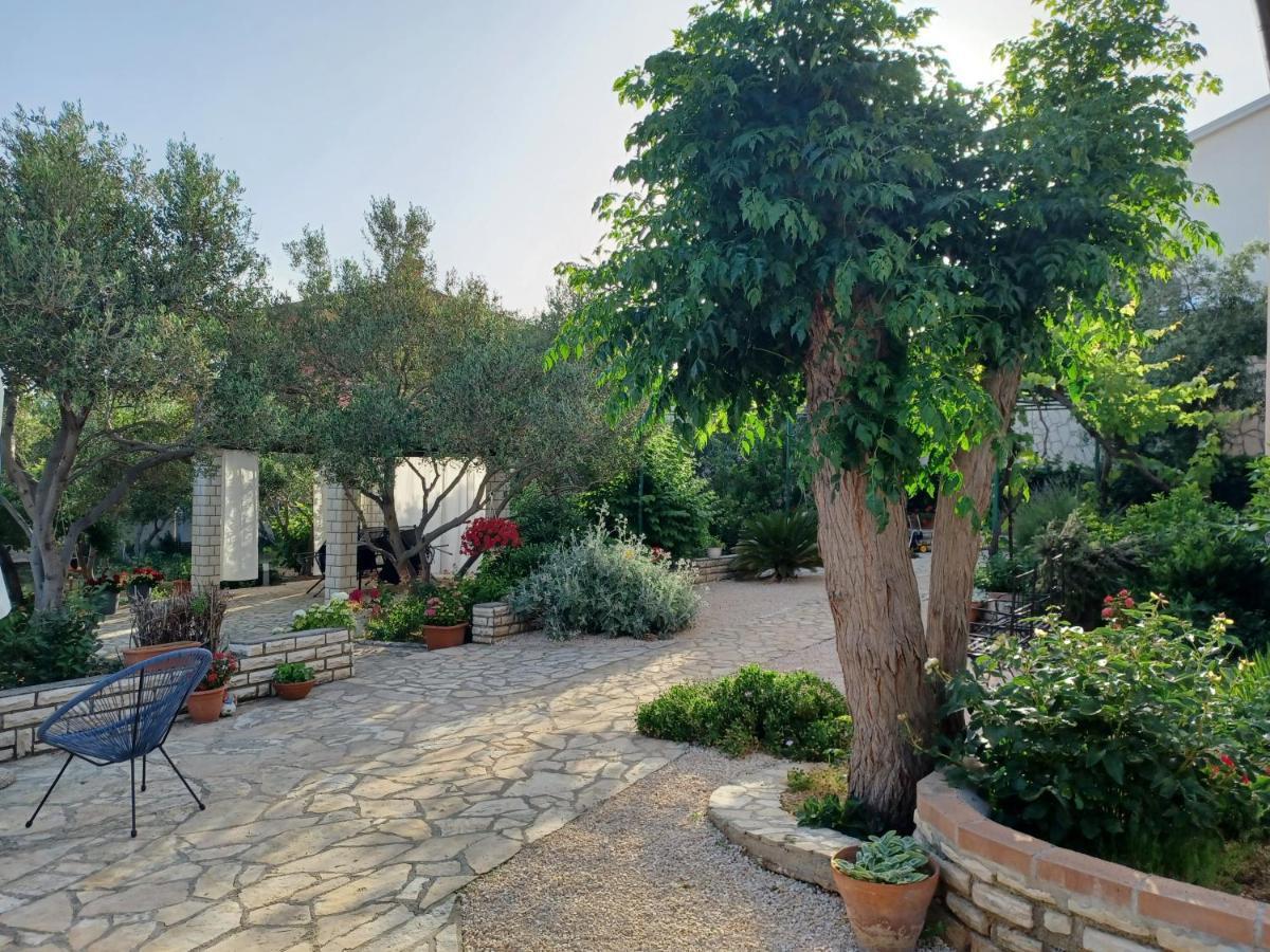 Apartmani Milena Barbat na Rabu Esterno foto